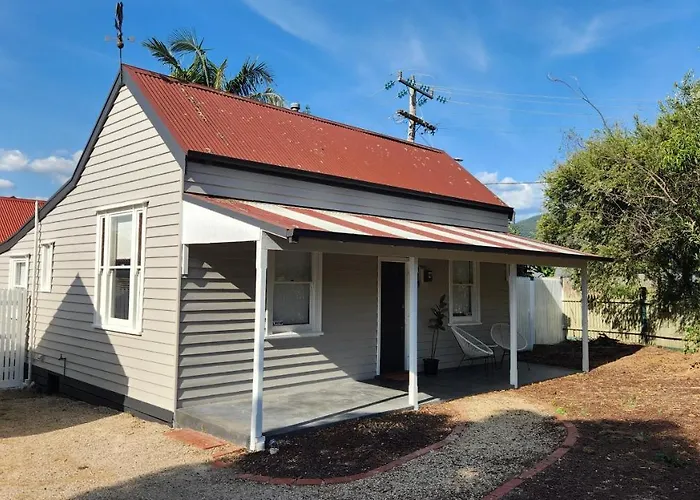 \'Pickett\'S Cottage\' - Circa 1868 - Oldest In Knox!