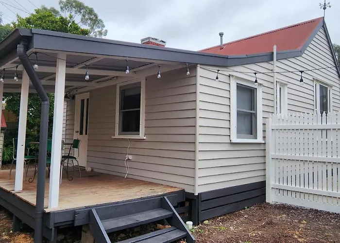 \'Pickett\'S Cottage\' - Circa 1868 - Oldest In Knox!