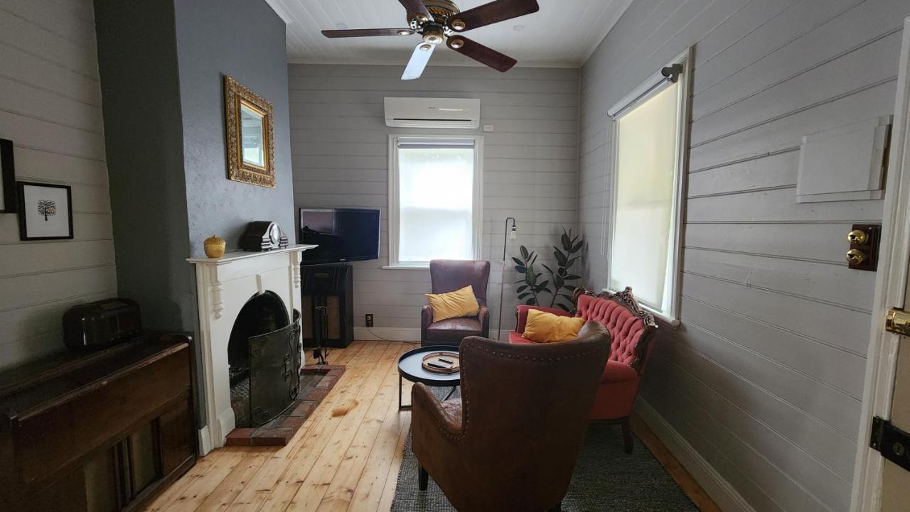 'pickett's Cottage' - Circa 1868 - Oldest In Knox! *