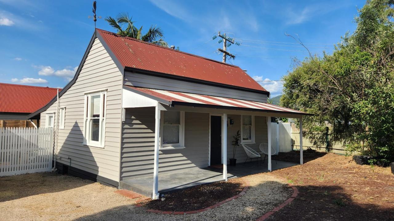 'pickett's Cottage' - Circa 1868 - Oldest In Knox! *