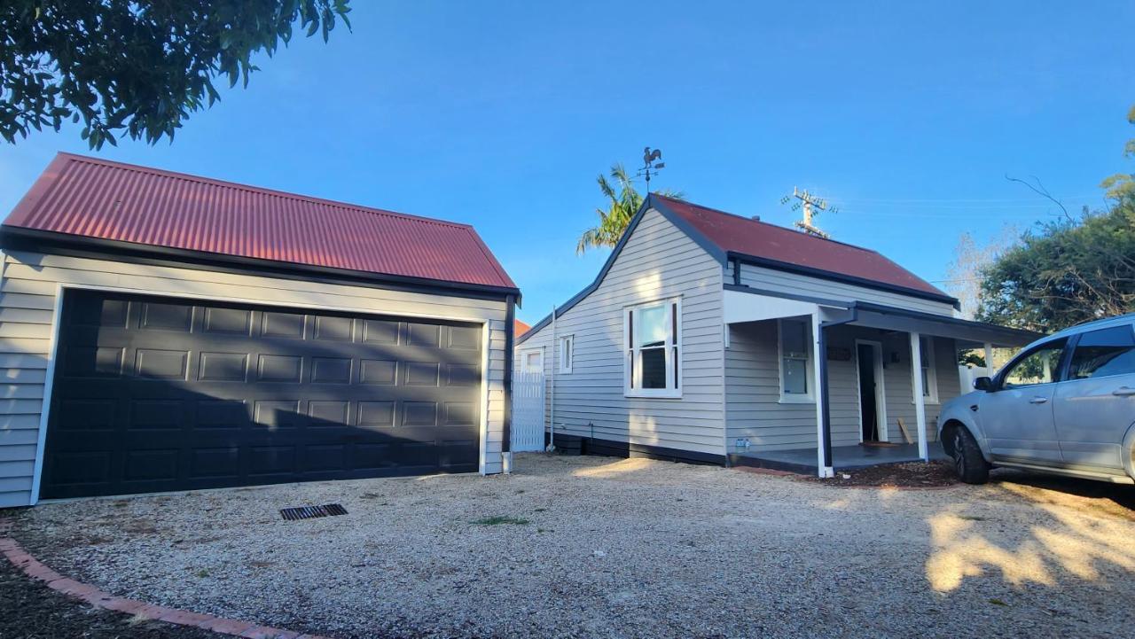 'pickett's Cottage' - Circa 1868 - Oldest In Knox! *